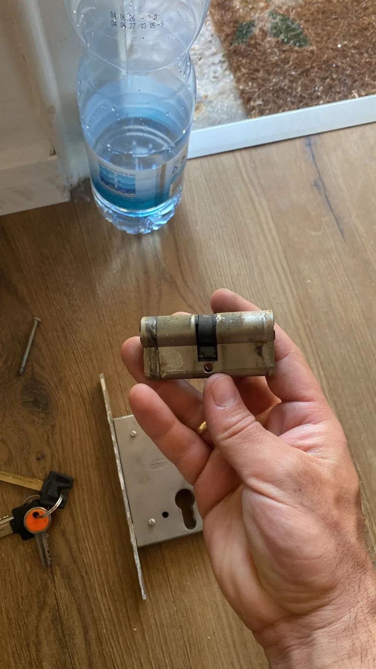 החלפת צילינדר במנעול דלת